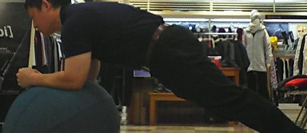 バランスボールプランク