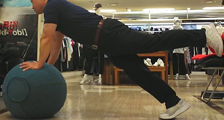 バランスボールプランク足
